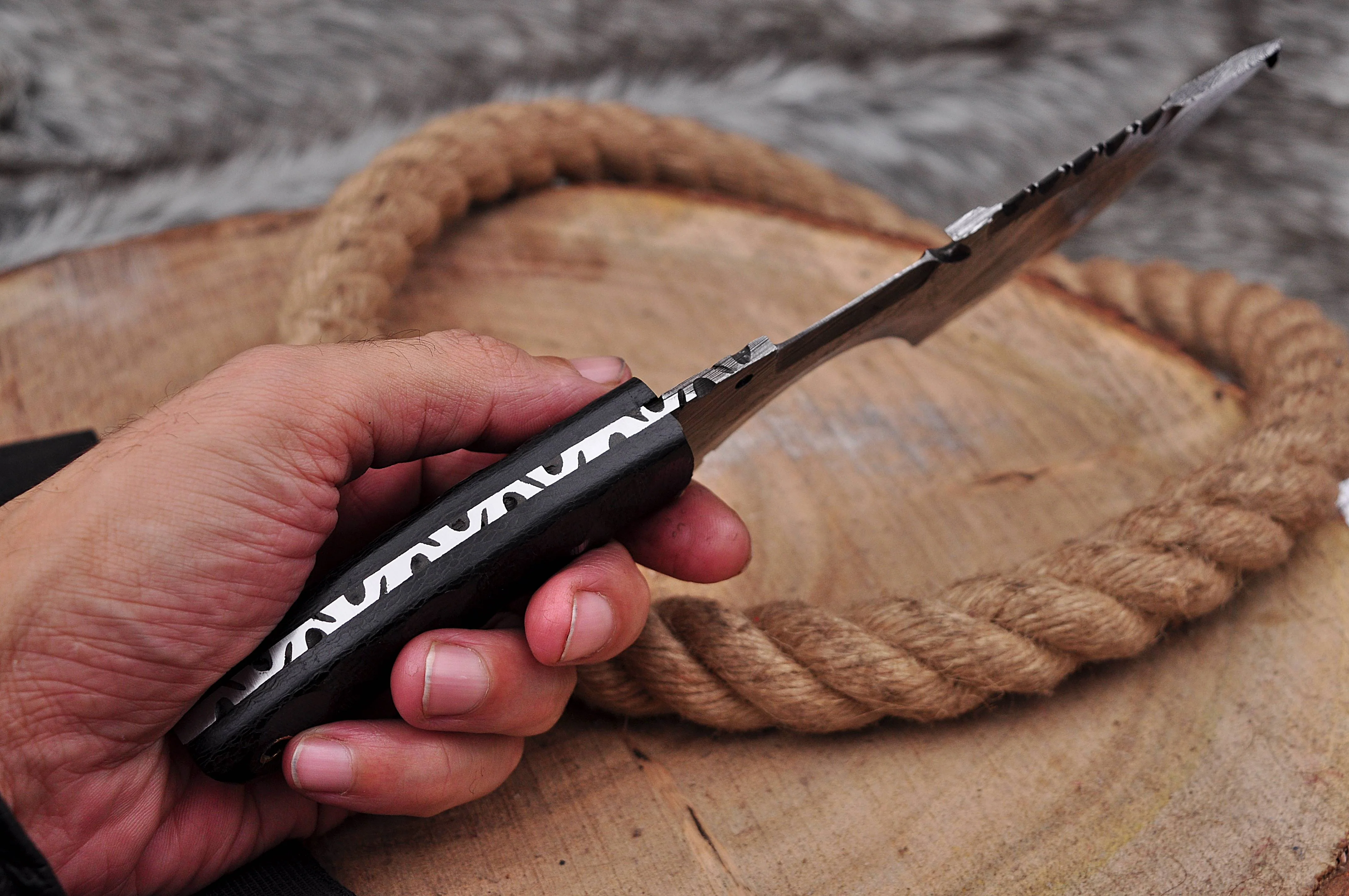 Handmade Damascus Steel Bowie Knife Multi-Purpose Hunting Skinner - with Leather Sheath - Image 4